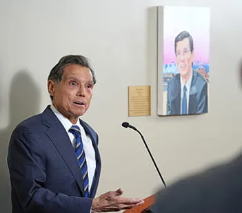 Former mayor Pena honored with portrait unveiling